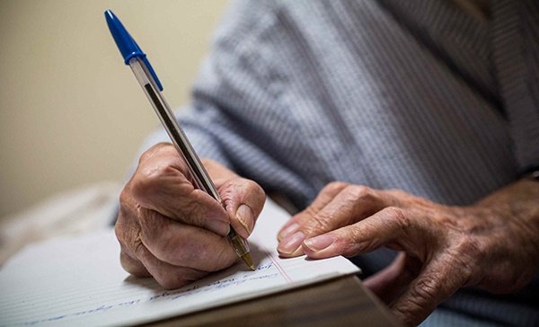 El arte de escribir en papel, lapicera y los beneficios para el cerebro